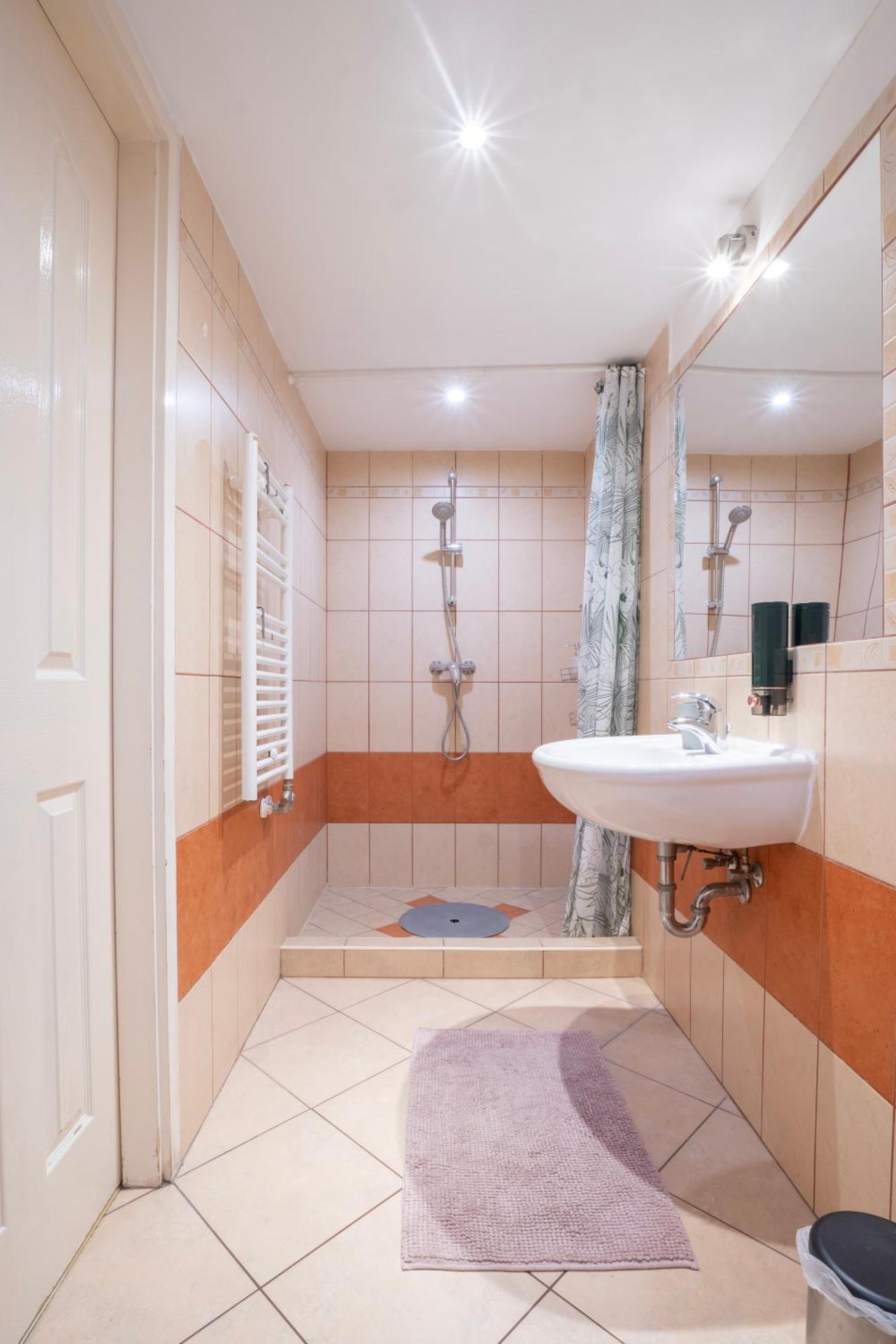 Cedar Inn Budapest - Palace District Экстерьер фото
